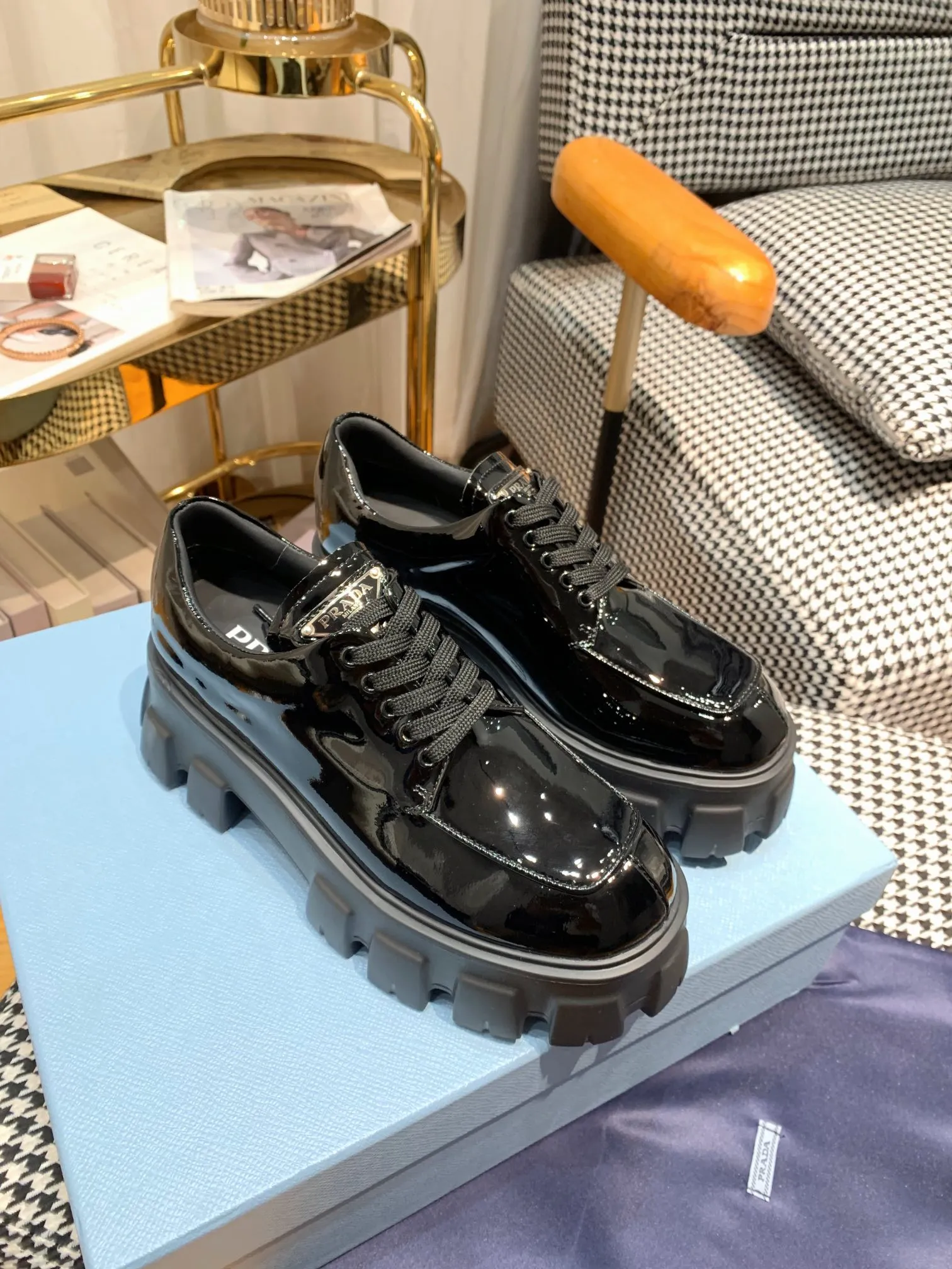 👟👟Ex-factory price 480👟👟 Women's shoes women's clothing ss23 Prada Prada ✨ 💥The T-stage catwalk model "Dream Never Sleeps" can be used on important occasions. It has an aristocratic feel and is perfect on the feet💃💃The entire series is full of exciting and unexpected combinations of elements, with a strong artistic flavor, allowing you to appreciate the ever-changing style of Prada girls. 1⃣ Upper: cowhide with open edge beads/patent leather 2⃣ Lining: imported sheepskin 3⃣ Outsole: lightweight foam outsole Size 35M-40M